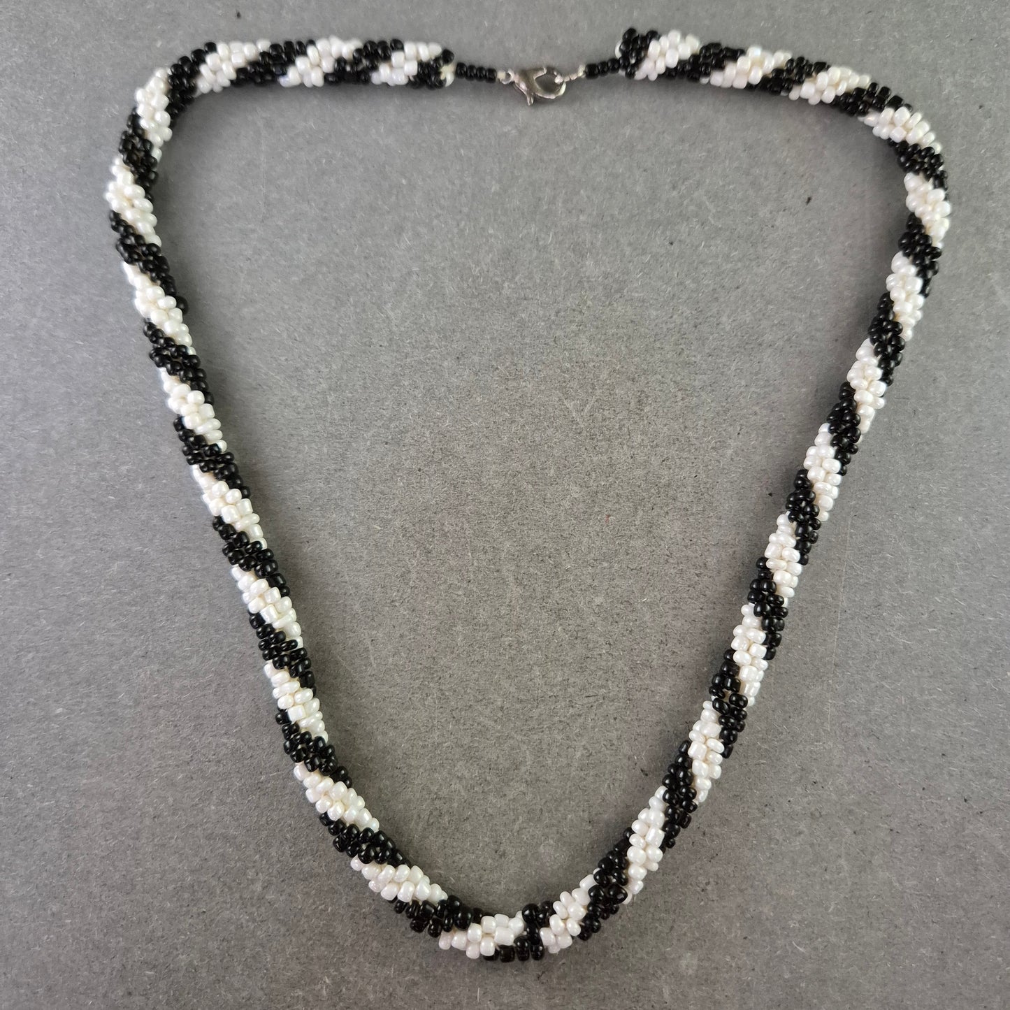 Perlen Kette in Schwarz Weiß – Handgearbeitetes Muster