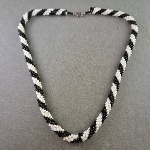 Perlen Kette in Schwarz Weiß – Handgearbeitetes Muster