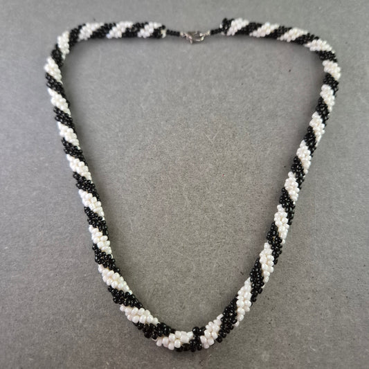 Perlen Kette in Schwarz Weiß – Handgearbeitetes Muster