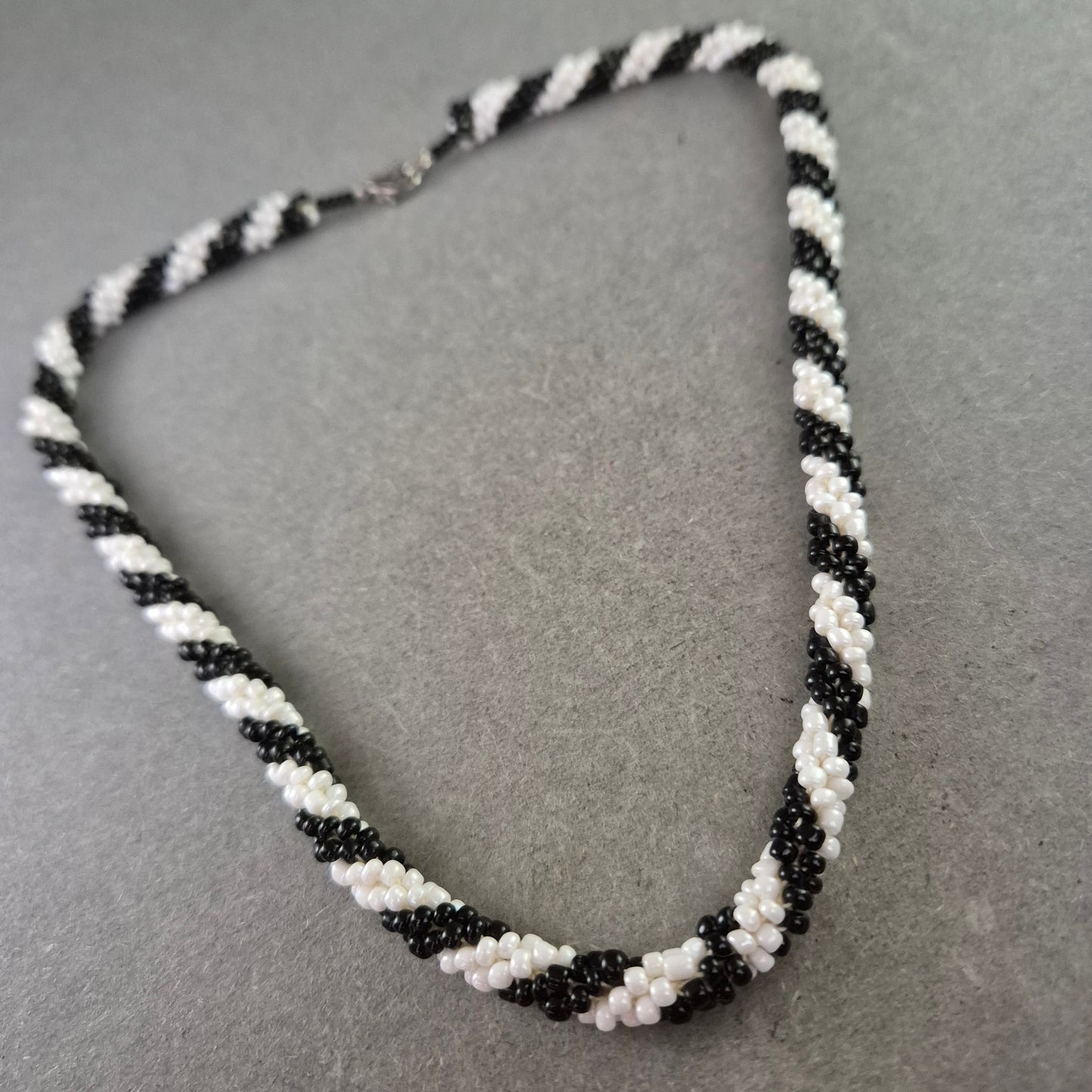 Perlen Kette in Schwarz Weiß – Handgearbeitetes Muster