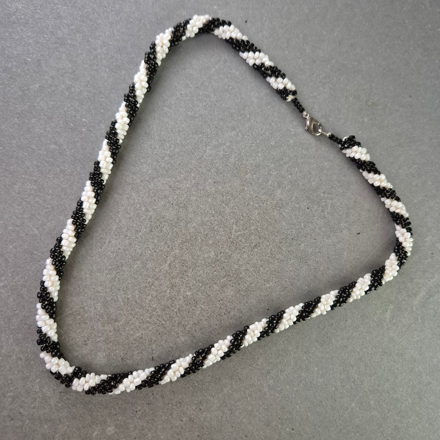 Perlen Kette in Schwarz Weiß – Handgearbeitetes Muster