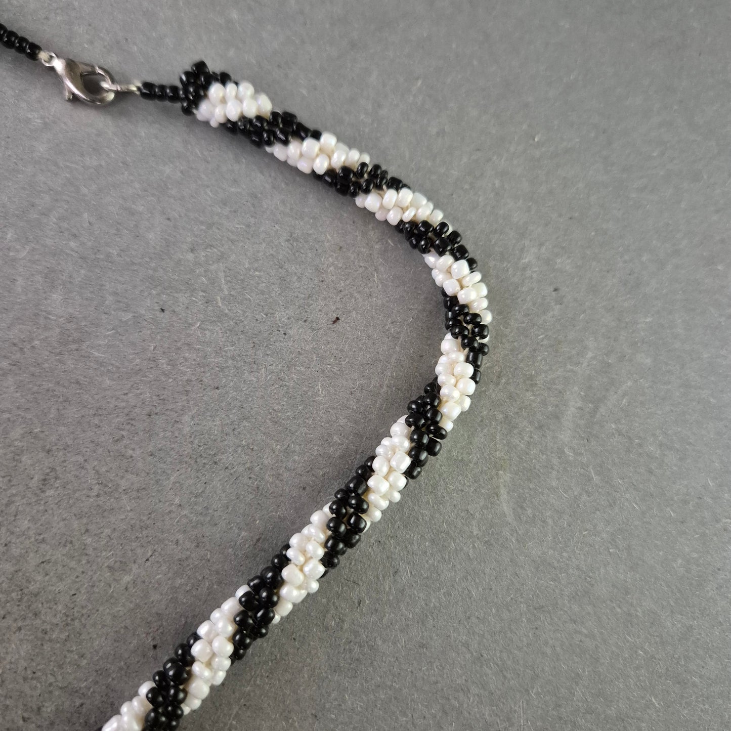 Perlen Kette in Schwarz Weiß – Handgearbeitetes Muster