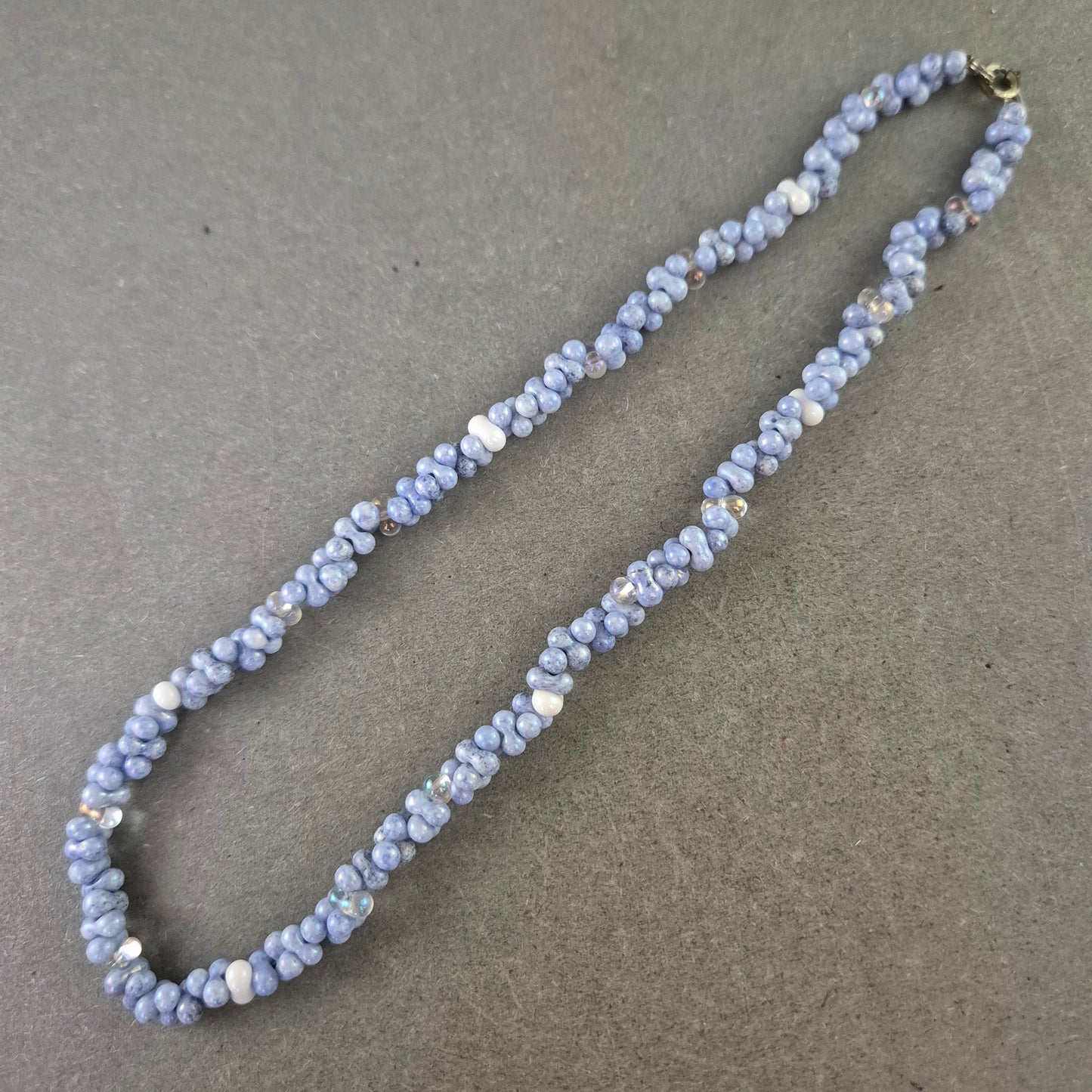 Blaue Perlen Kette mit gedrehtem Muster – Vintage Schmuck