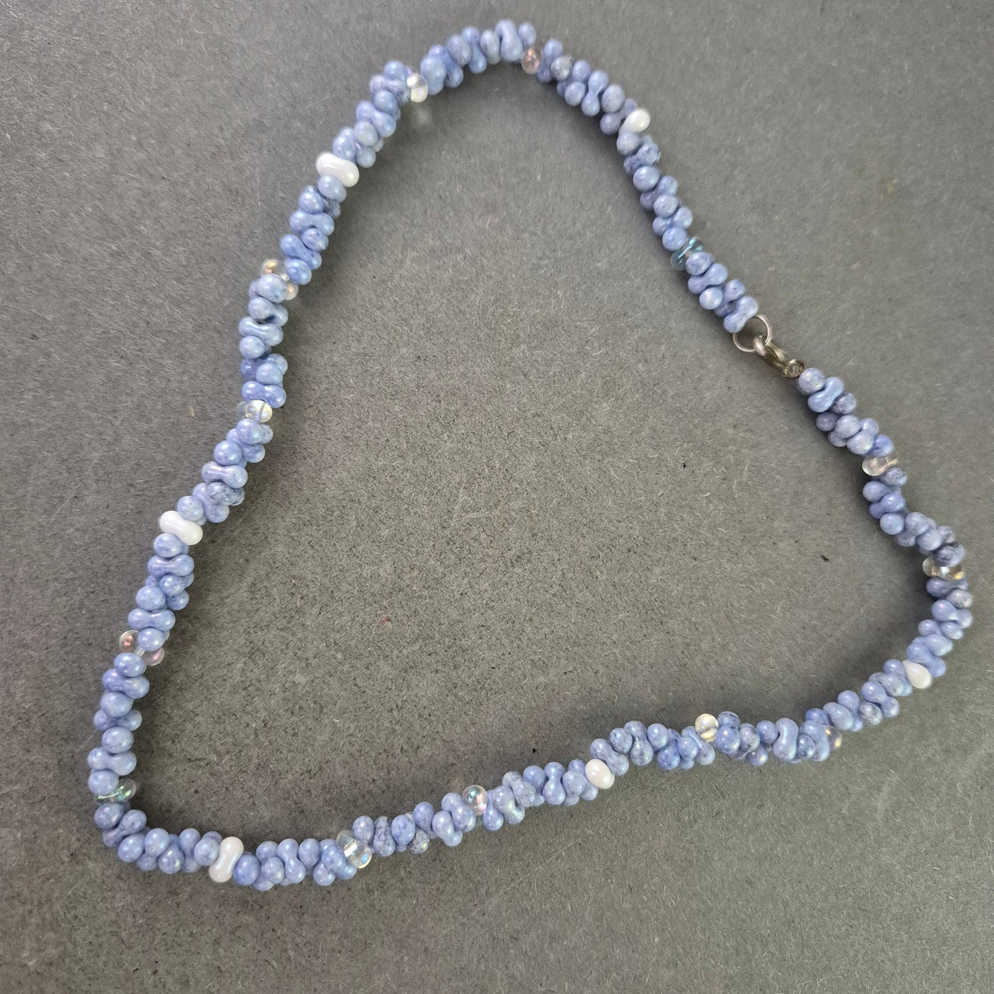 Blaue Perlen Kette mit gedrehtem Muster – Vintage Schmuck