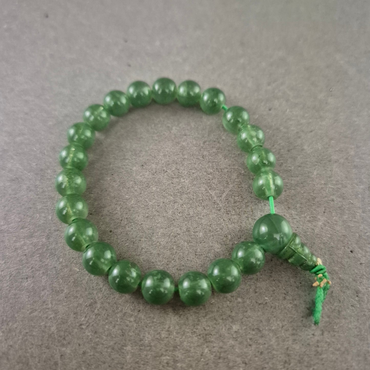 Grünes Perlen Armband – Elastisch und natürlich inspiriert