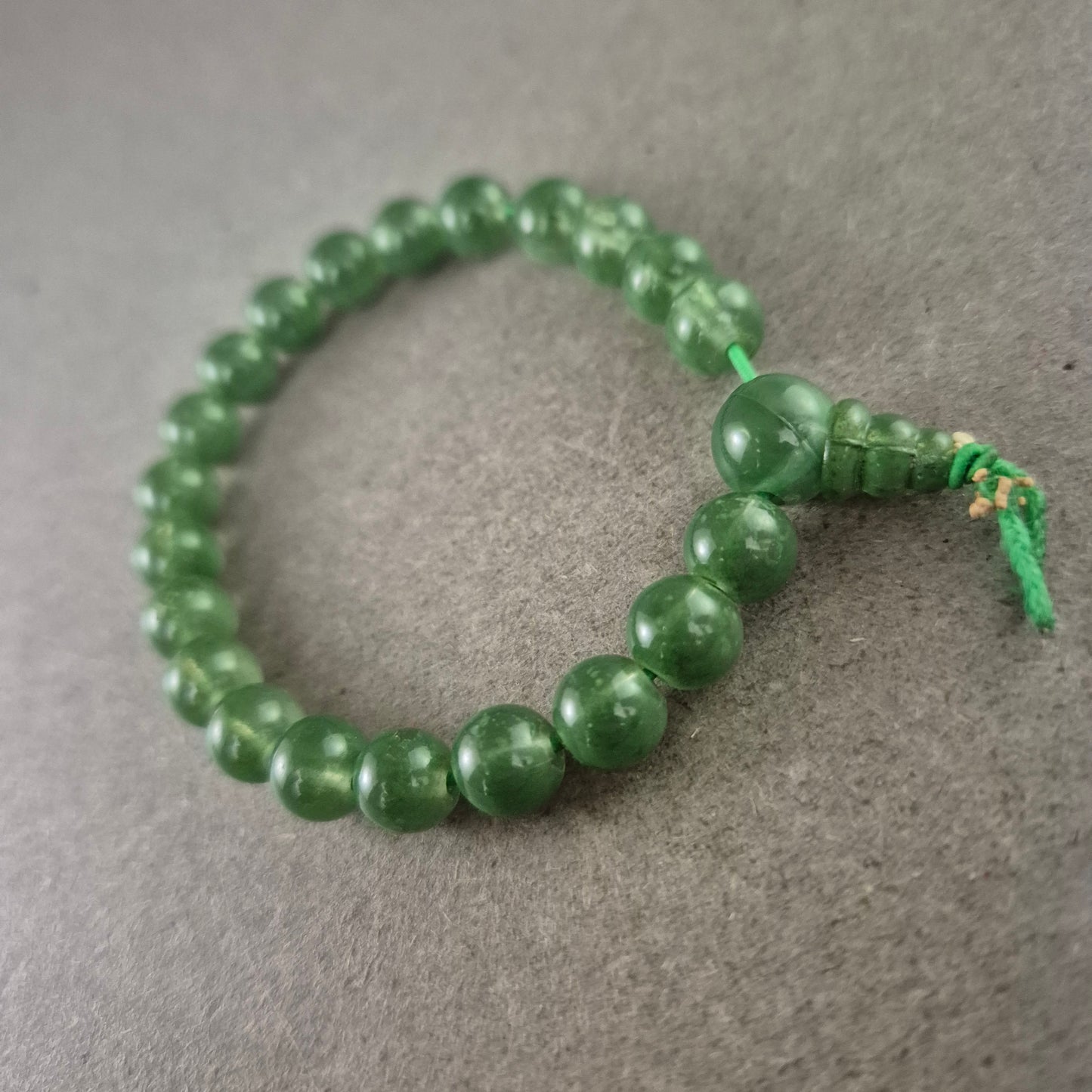 Grünes Perlen Armband – Elastisch und natürlich inspiriert