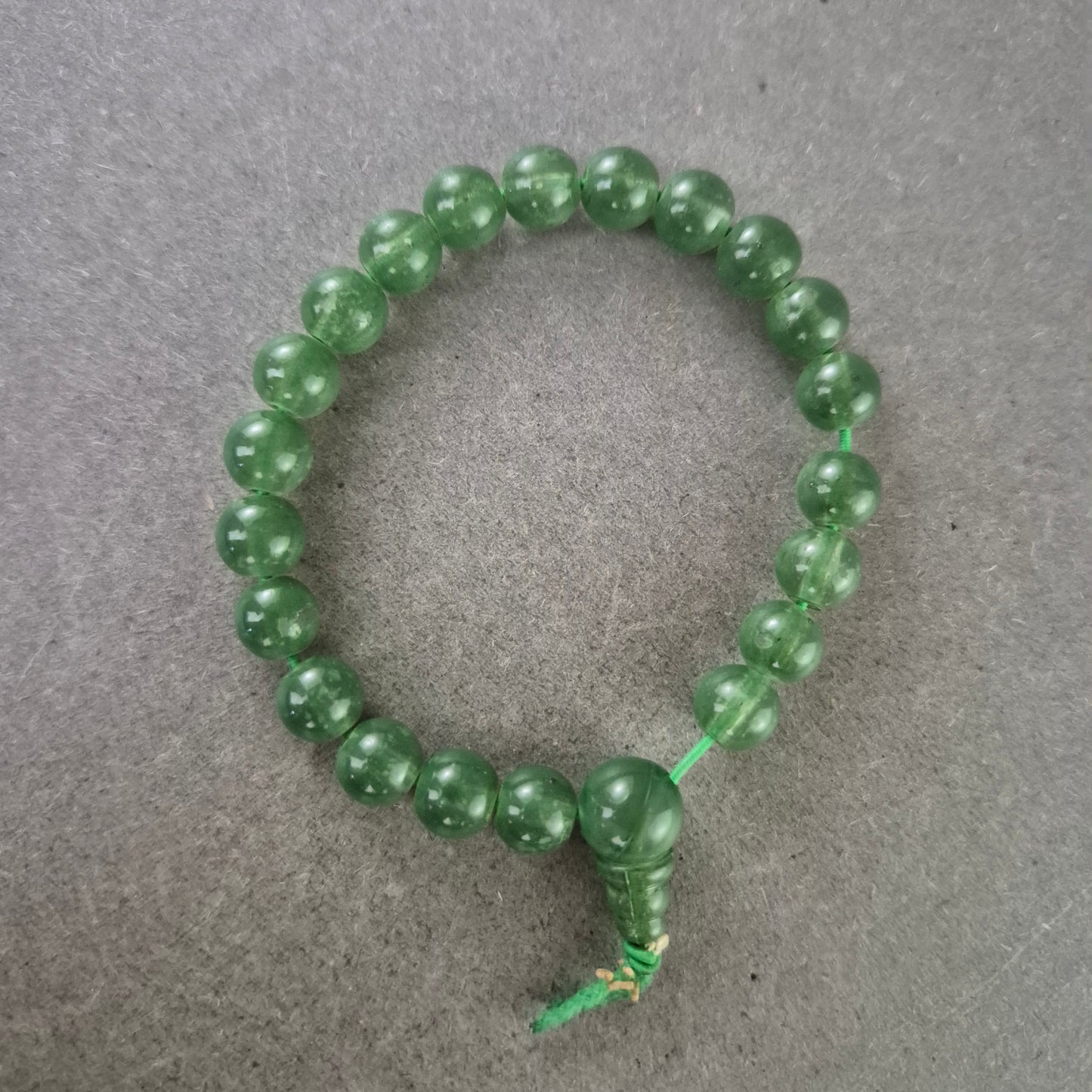 Grünes Perlen Armband – Elastisch und natürlich inspiriert