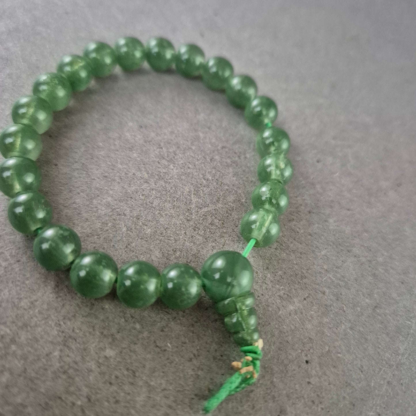 Grünes Perlen Armband – Elastisch und natürlich inspiriert