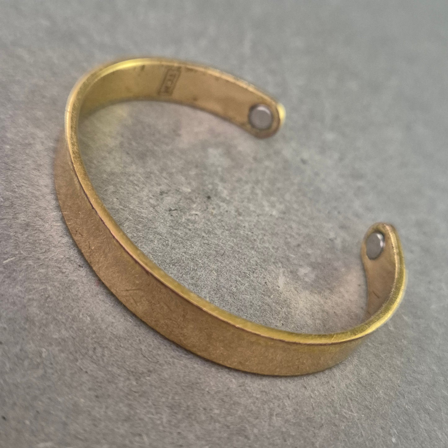 Elegantes TCM Armreif Armband – Schlichtes Design in Goldoptik