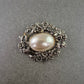 Vintage Brosche mit großer Perle und floralem Silberdekor