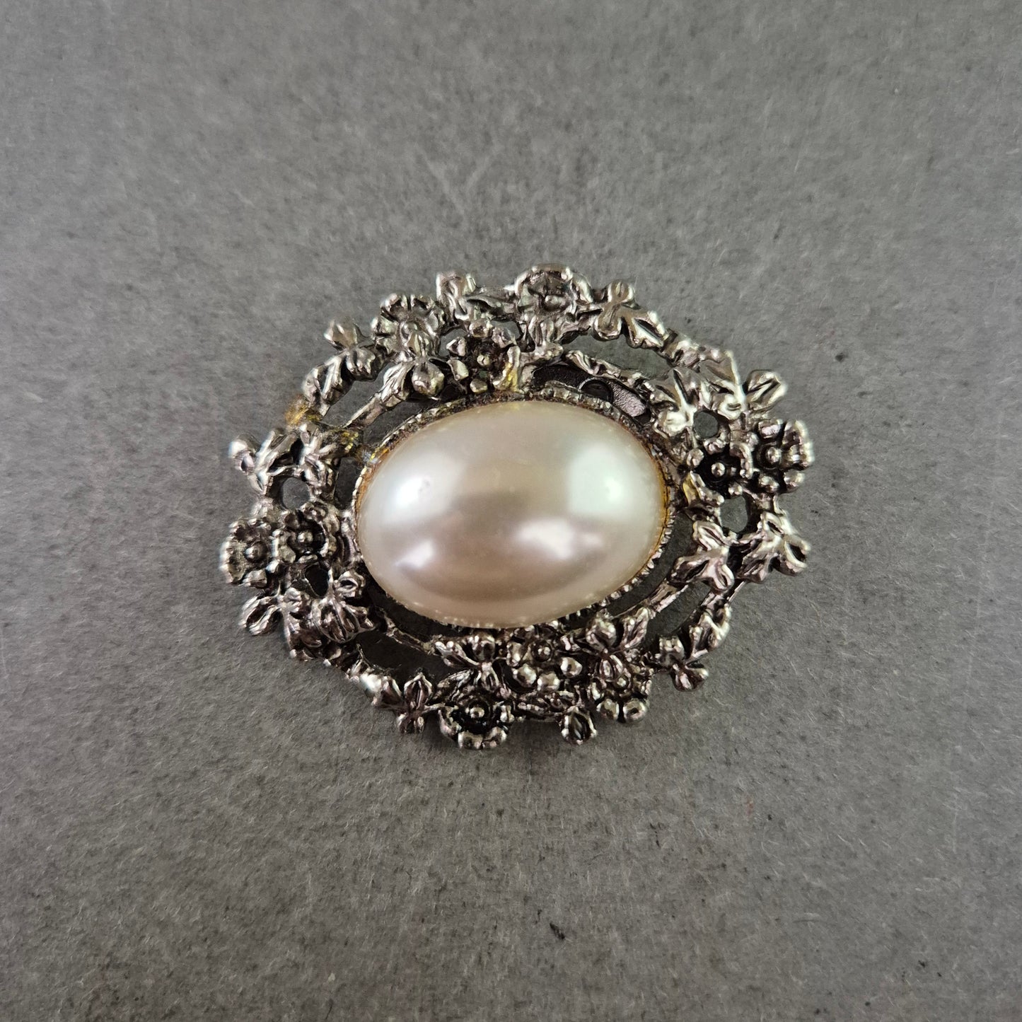 Vintage Brosche mit großer Perle und floralem Silberdekor