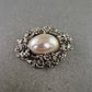Vintage Brosche mit großer Perle und floralem Silberdekor