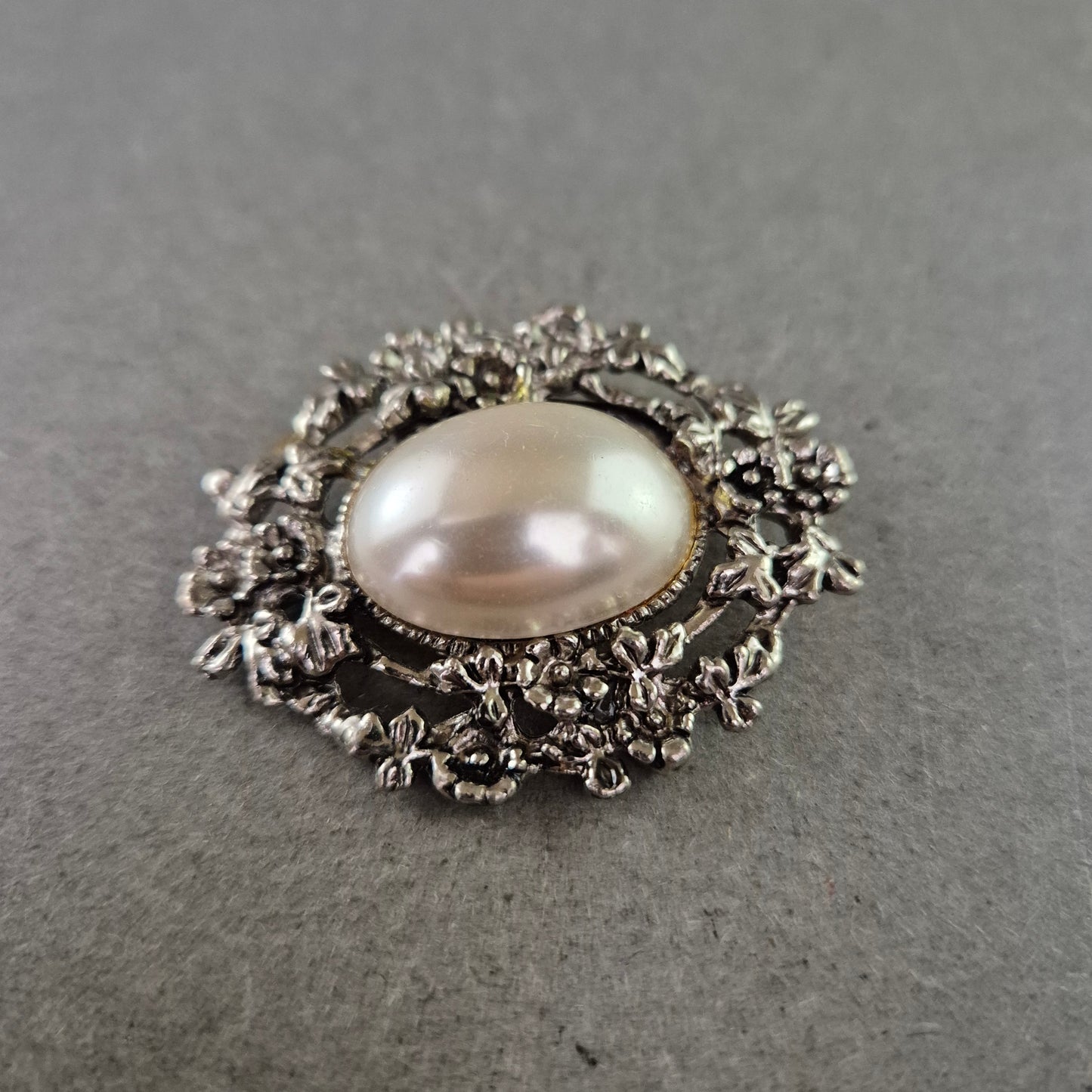 Vintage Brosche mit großer Perle und floralem Silberdekor