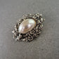 Vintage Brosche mit großer Perle und floralem Silberdekor