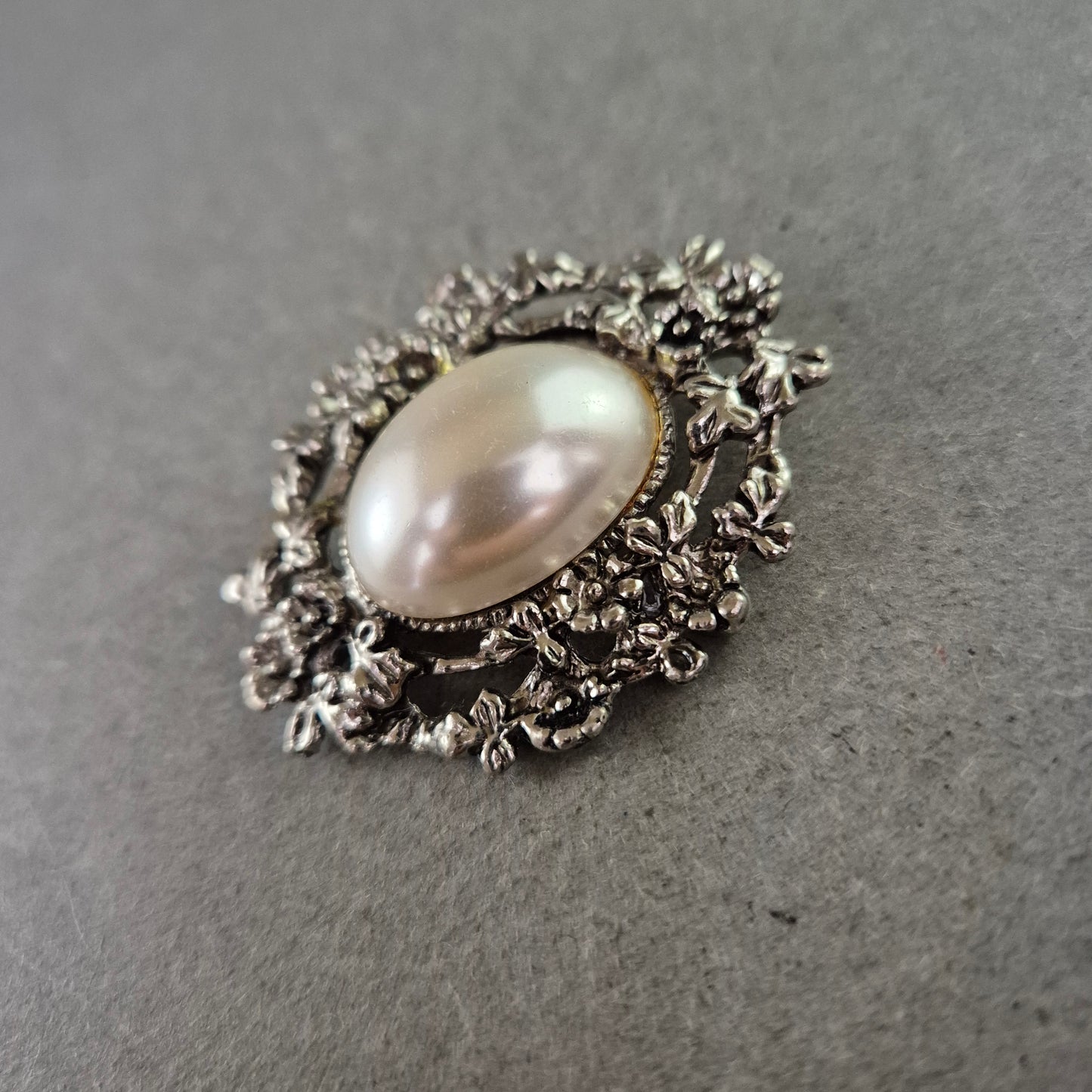 Vintage Brosche mit großer Perle und floralem Silberdekor