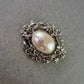 Vintage Brosche mit großer Perle und floralem Silberdekor