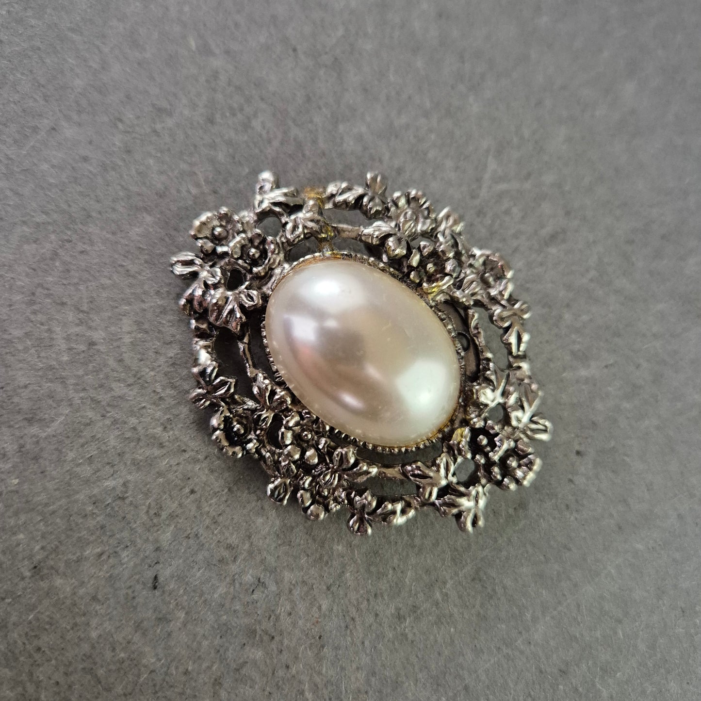 Vintage Brosche mit großer Perle und floralem Silberdekor