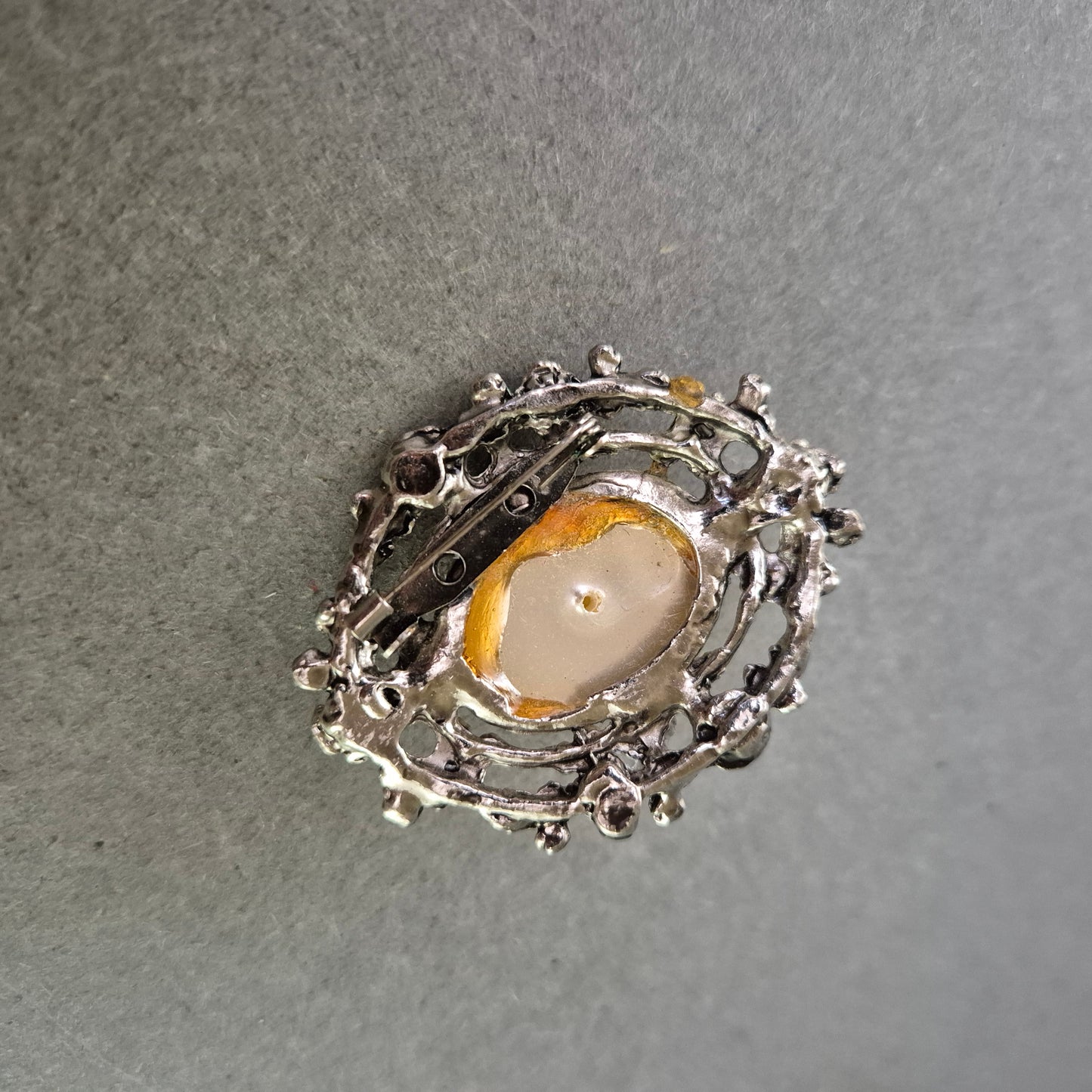 Vintage Brosche mit großer Perle und floralem Silberdekor