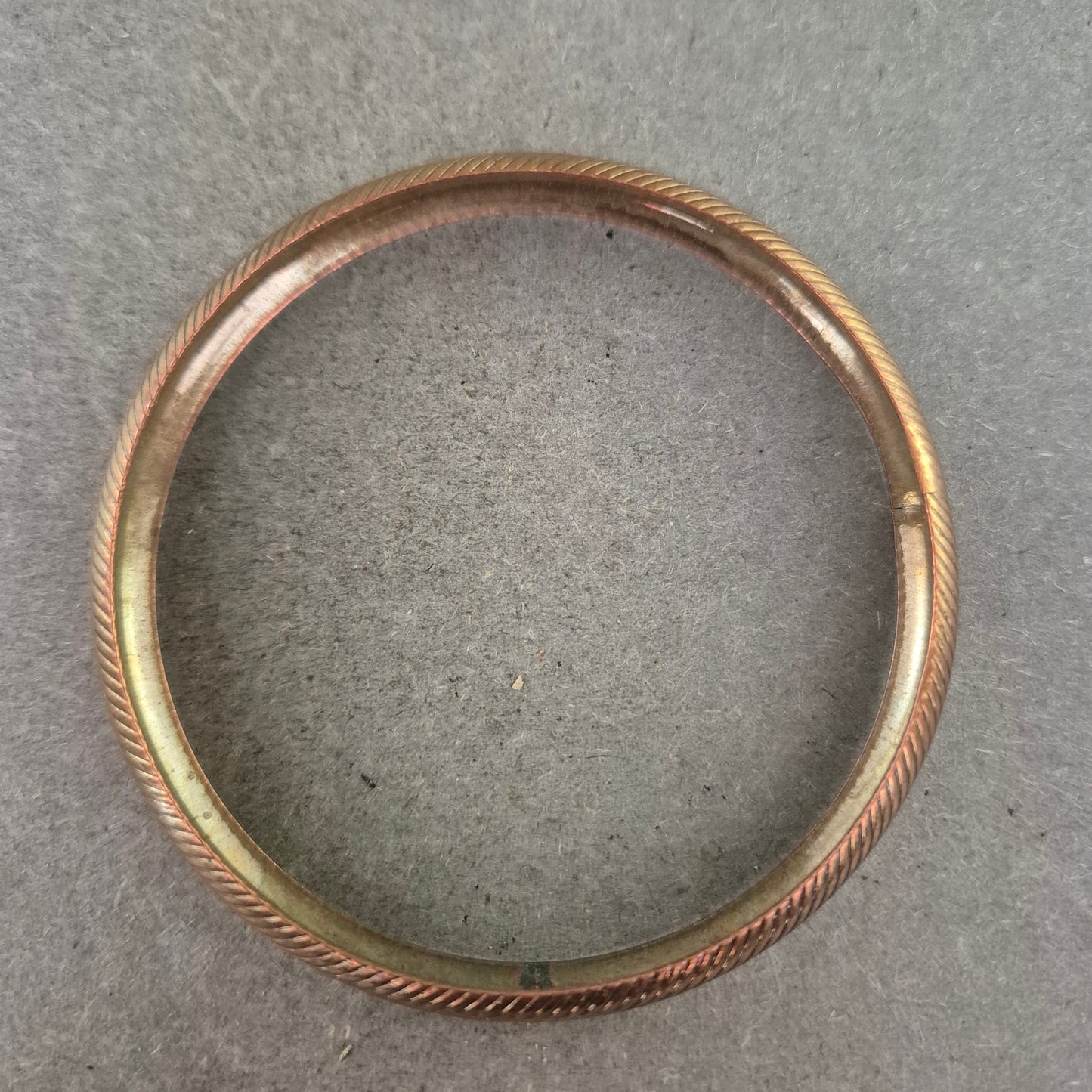 Vintage Armreif in Kupferoptik – Schlicht mit feiner Rillenstruktur