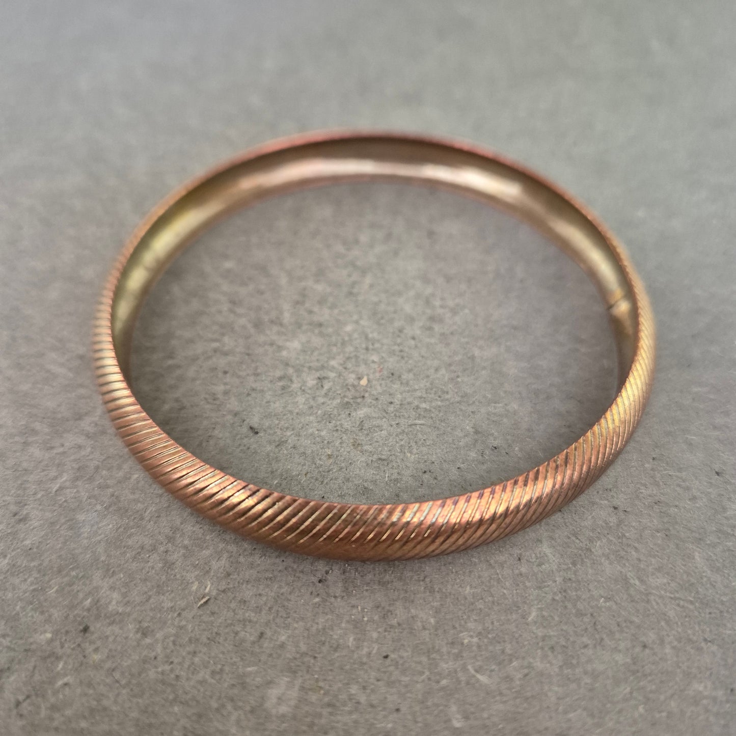 Vintage Armreif in Kupferoptik – Schlicht mit feiner Rillenstruktur