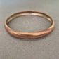Vintage Armreif in Kupferoptik – Schlicht mit feiner Rillenstruktur