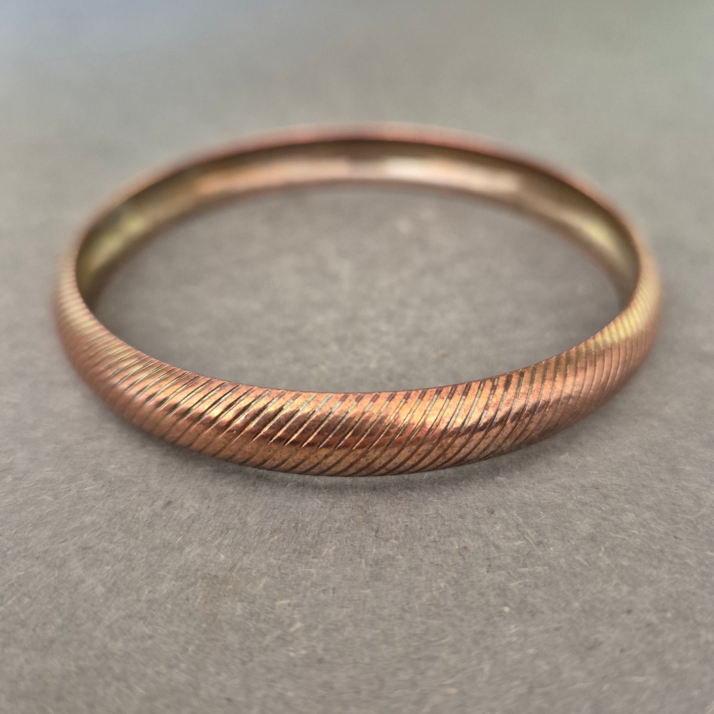 Vintage Armreif in Kupferoptik – Schlicht mit feiner Rillenstruktur