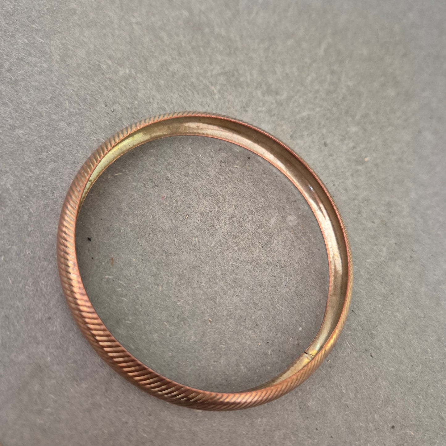 Vintage Armreif in Kupferoptik – Schlicht mit feiner Rillenstruktur