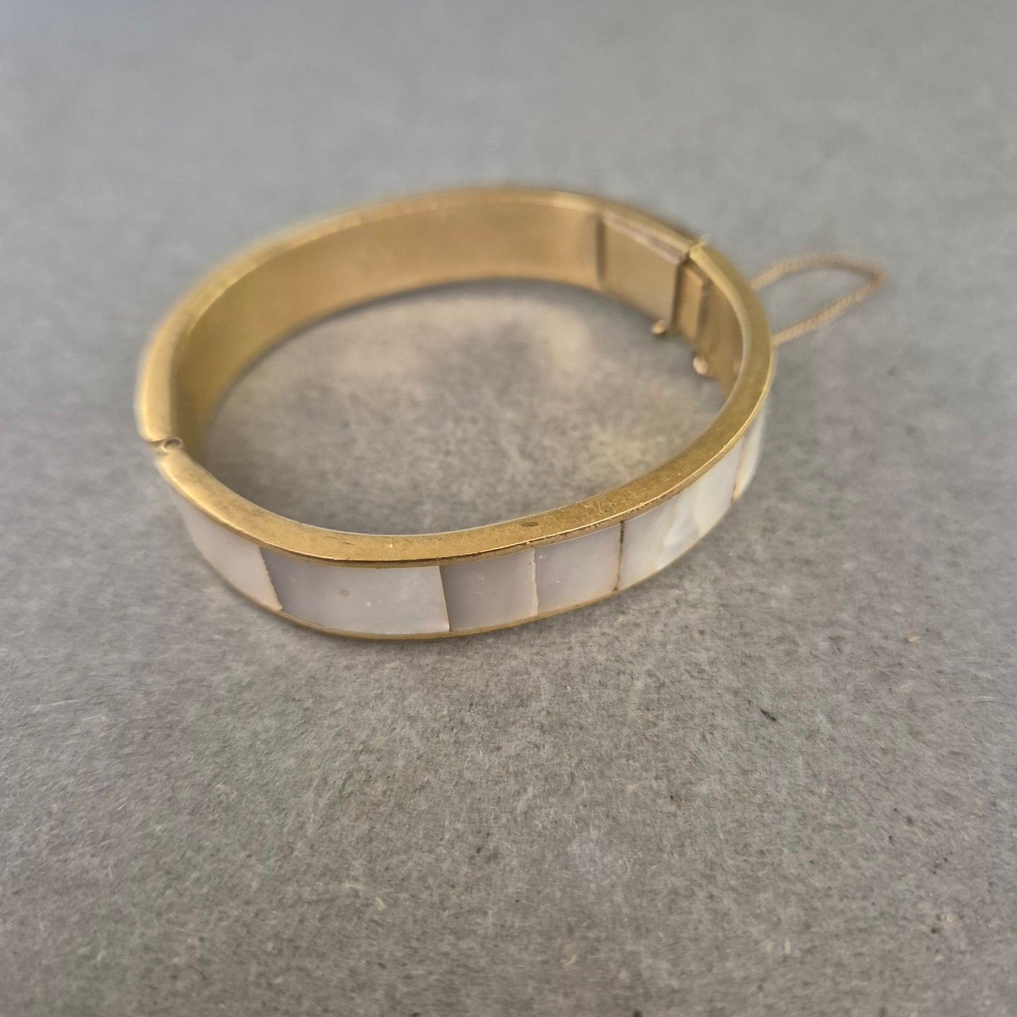 Vintage Armreif mit Perlmutt-Einlagen und Sicherheitskette