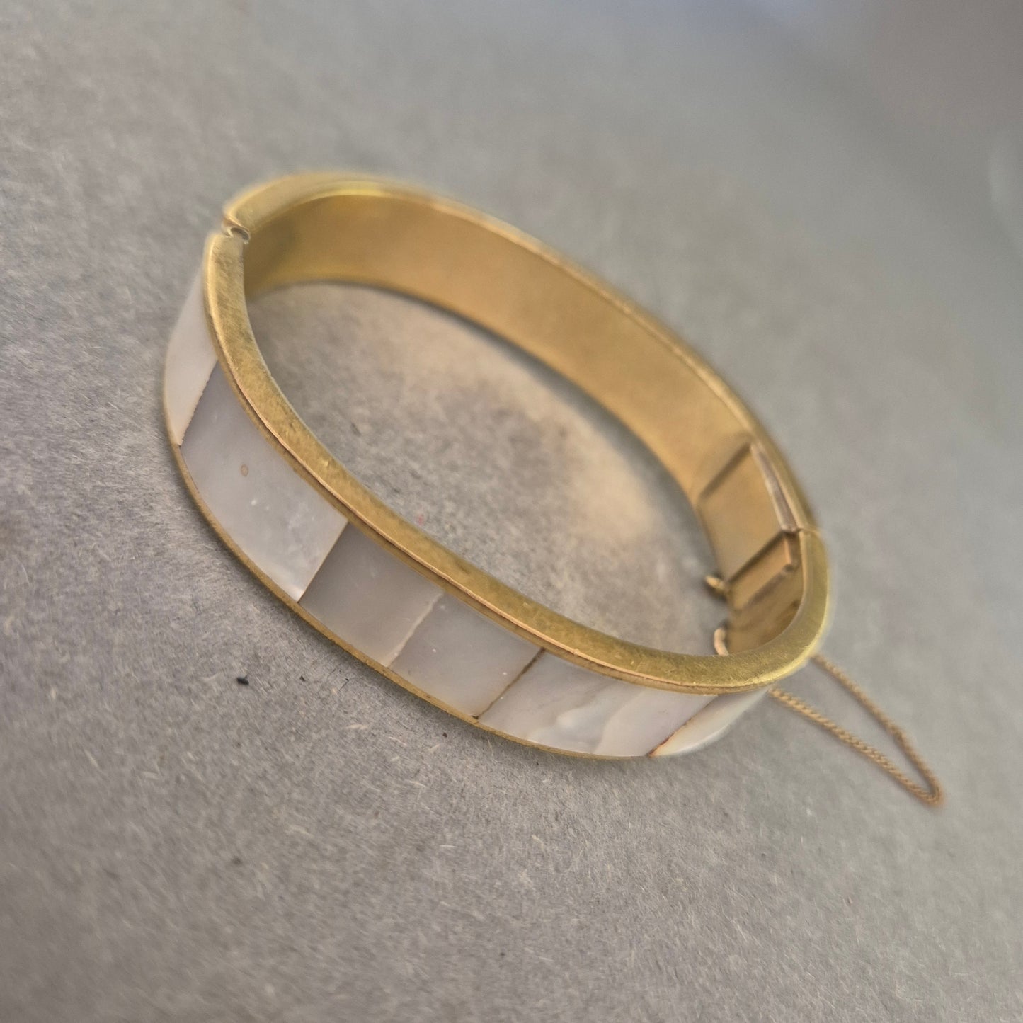 Vintage Armreif mit Perlmutt-Einlagen und Sicherheitskette