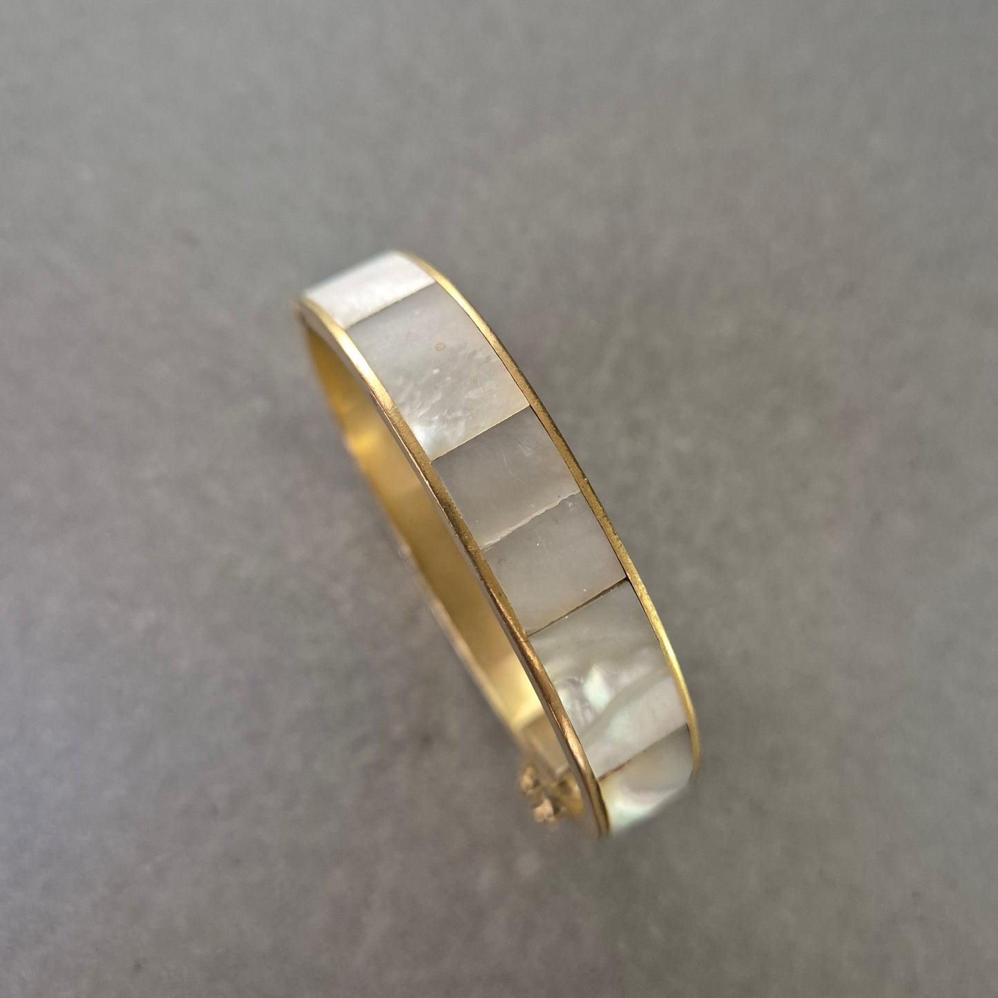 Vintage Armreif mit Perlmutt-Einlagen und Sicherheitskette