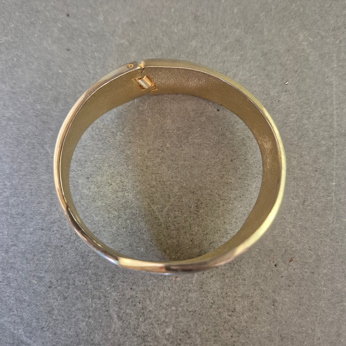 Vintage Armreif in Goldoptik – Modernes Design mit Überlappung