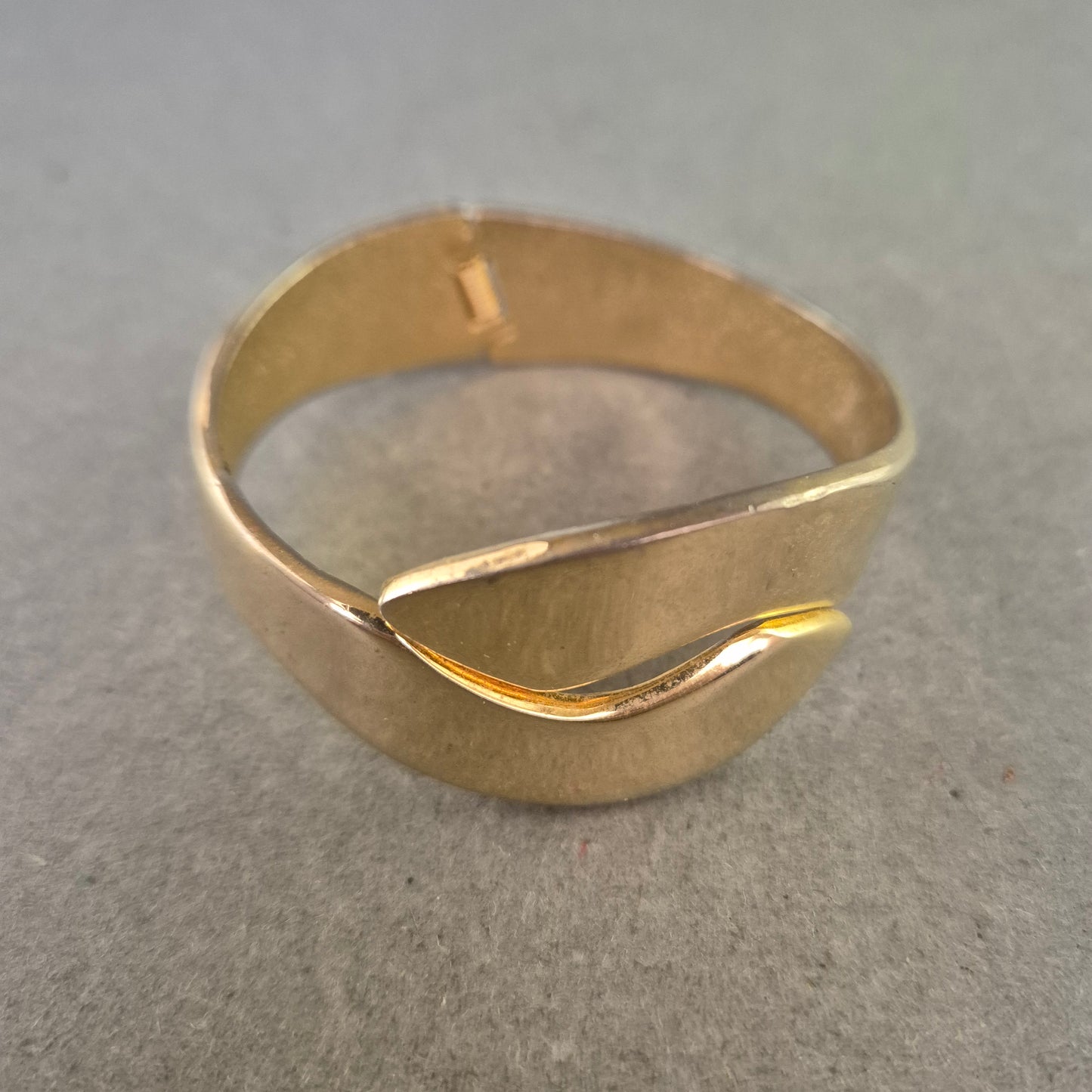 Vintage Armreif in Goldoptik – Modernes Design mit Überlappung