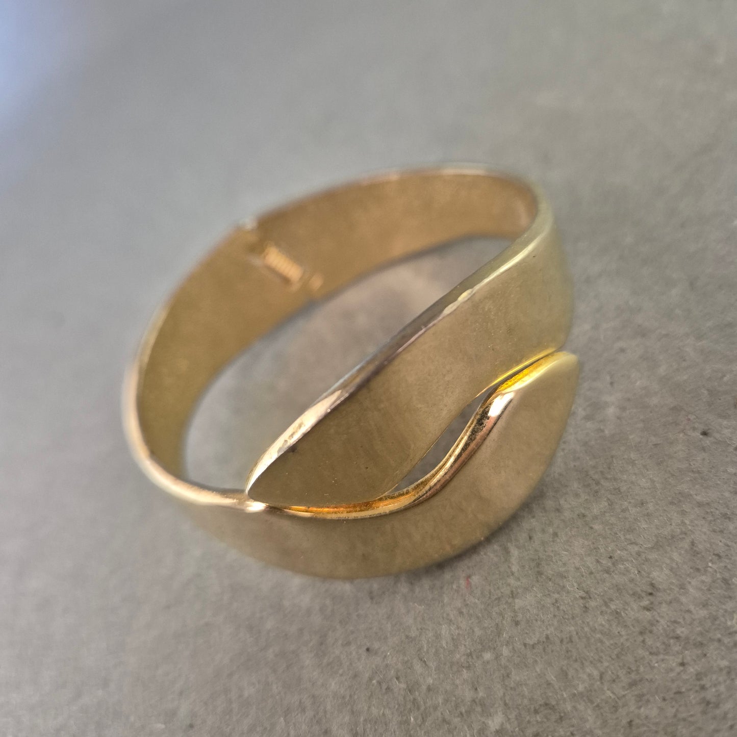 Vintage Armreif in Goldoptik – Modernes Design mit Überlappung