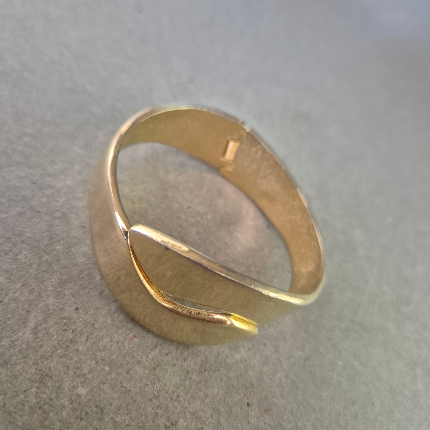 Vintage Armreif in Goldoptik – Modernes Design mit Überlappung