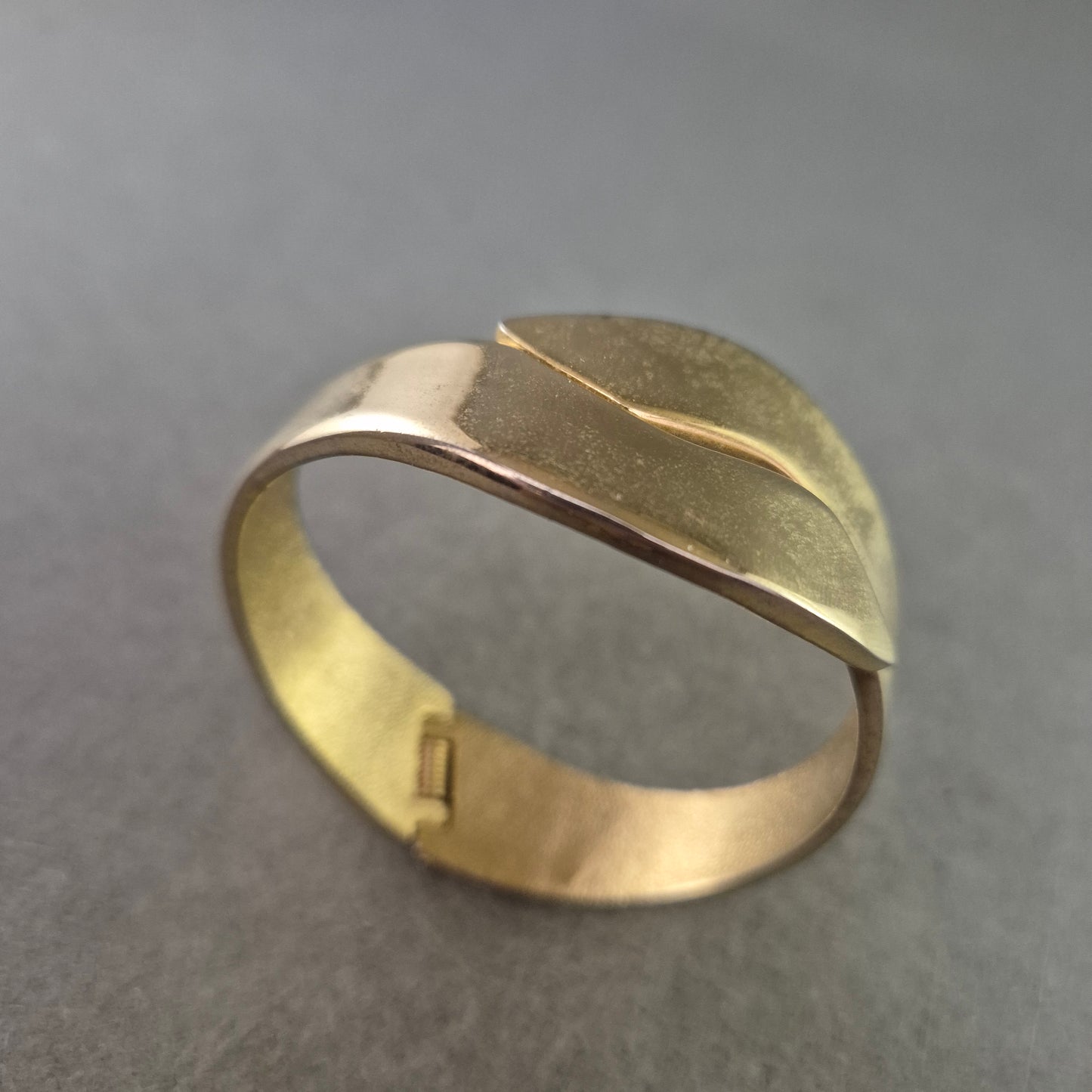 Vintage Armreif in Goldoptik – Modernes Design mit Überlappung