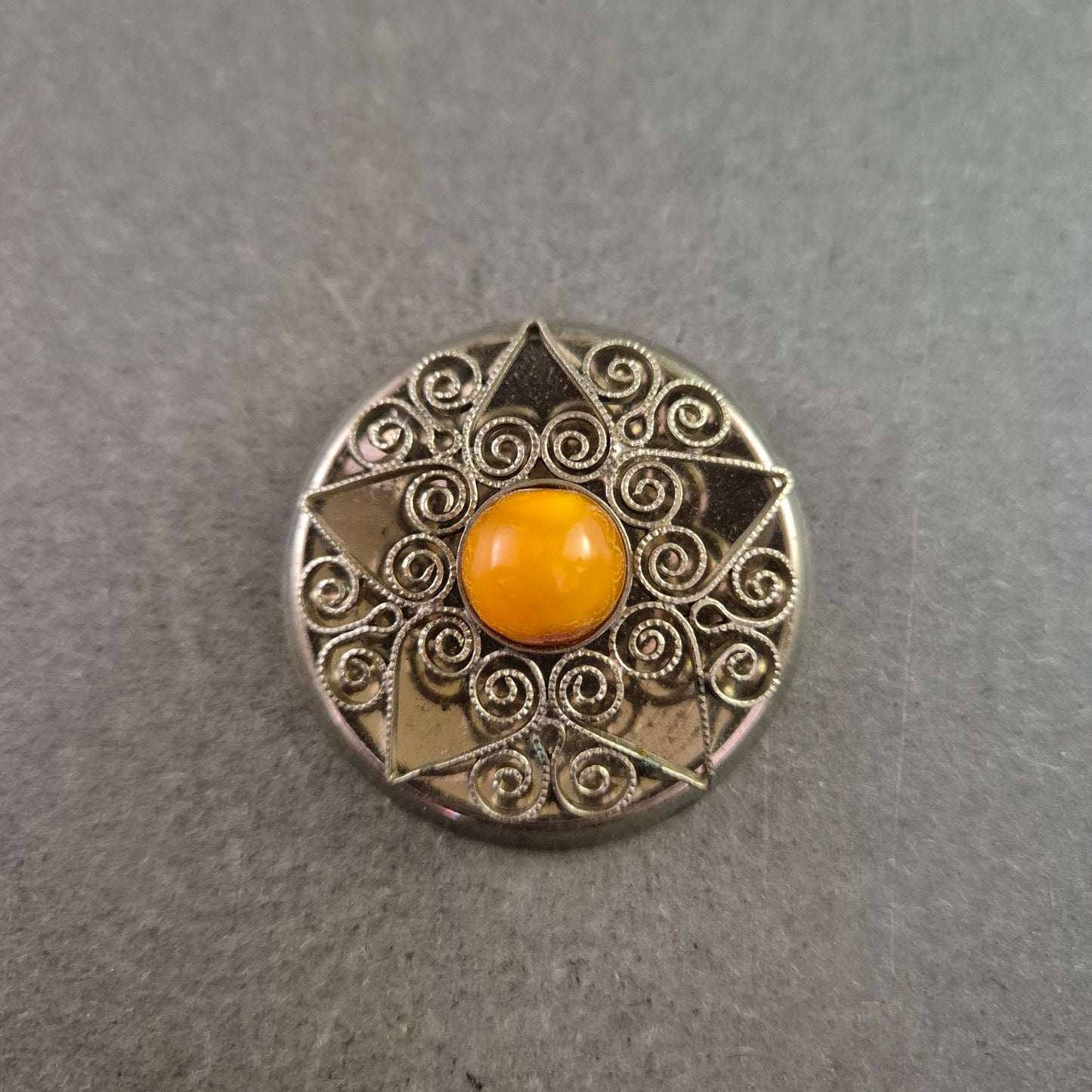 Vintage Brosche mit Bernsteinimitat und filigranem Silberdekor