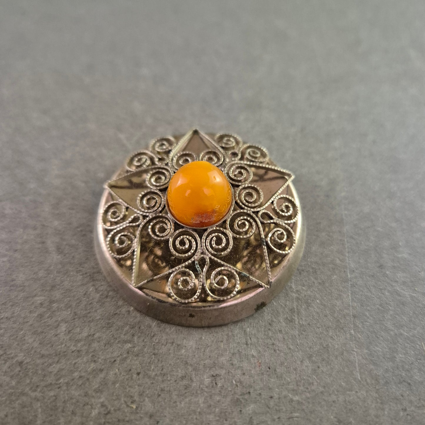 Vintage Brosche mit Bernsteinimitat und filigranem Silberdekor