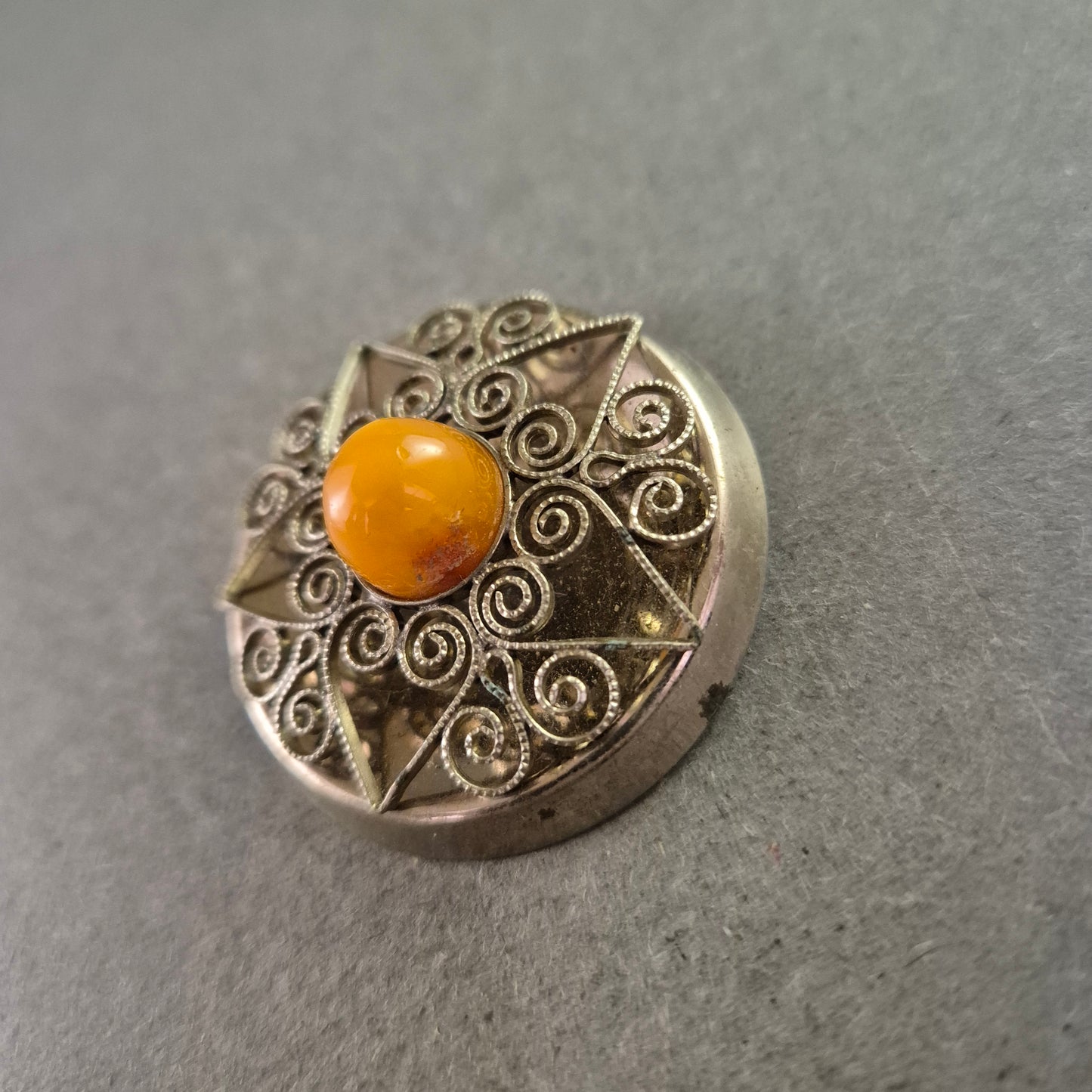 Vintage Brosche mit Bernsteinimitat und filigranem Silberdekor