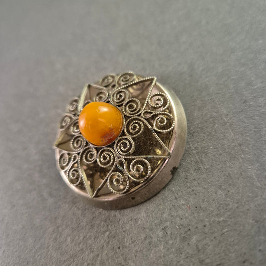 Vintage Brosche mit Bernsteinimitat und filigranem Silberdekor