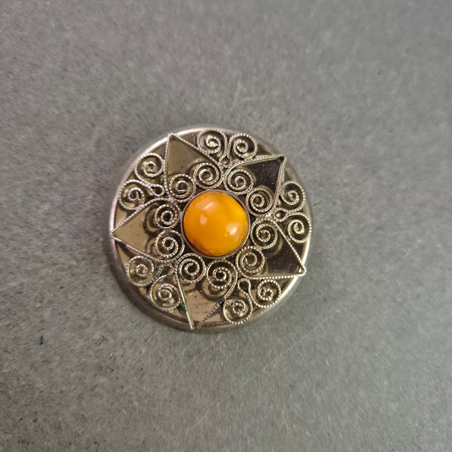 Vintage Brosche mit Bernsteinimitat und filigranem Silberdekor