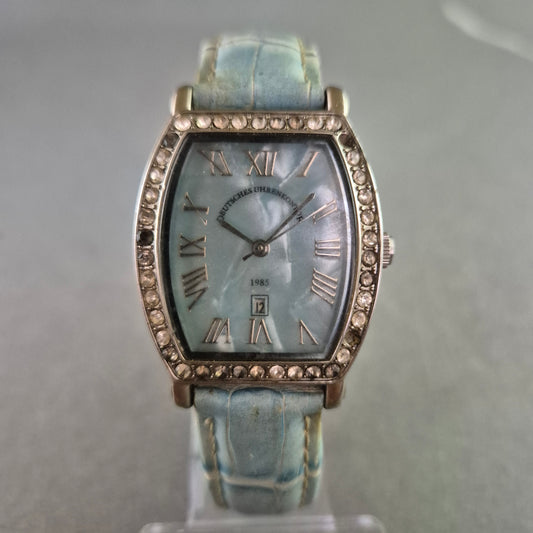 Deutsches Uhrenkontor Damen Uhr – Eleganz mit Strassbesatz & blauem Lederarmband