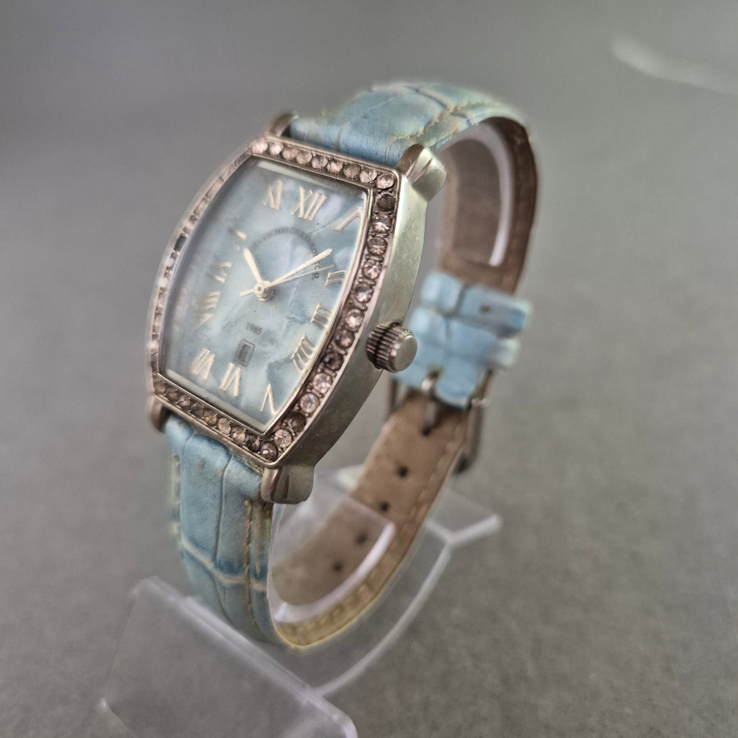 Deutsches Uhrenkontor Damen Uhr – Eleganz mit Strassbesatz & blauem Lederarmband