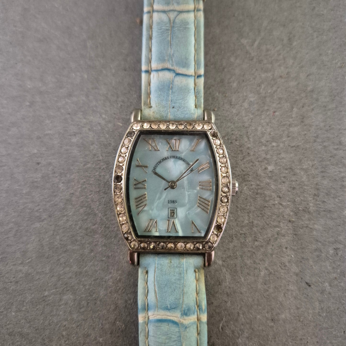 Deutsches Uhrenkontor Damen Uhr – Eleganz mit Strassbesatz & blauem Lederarmband