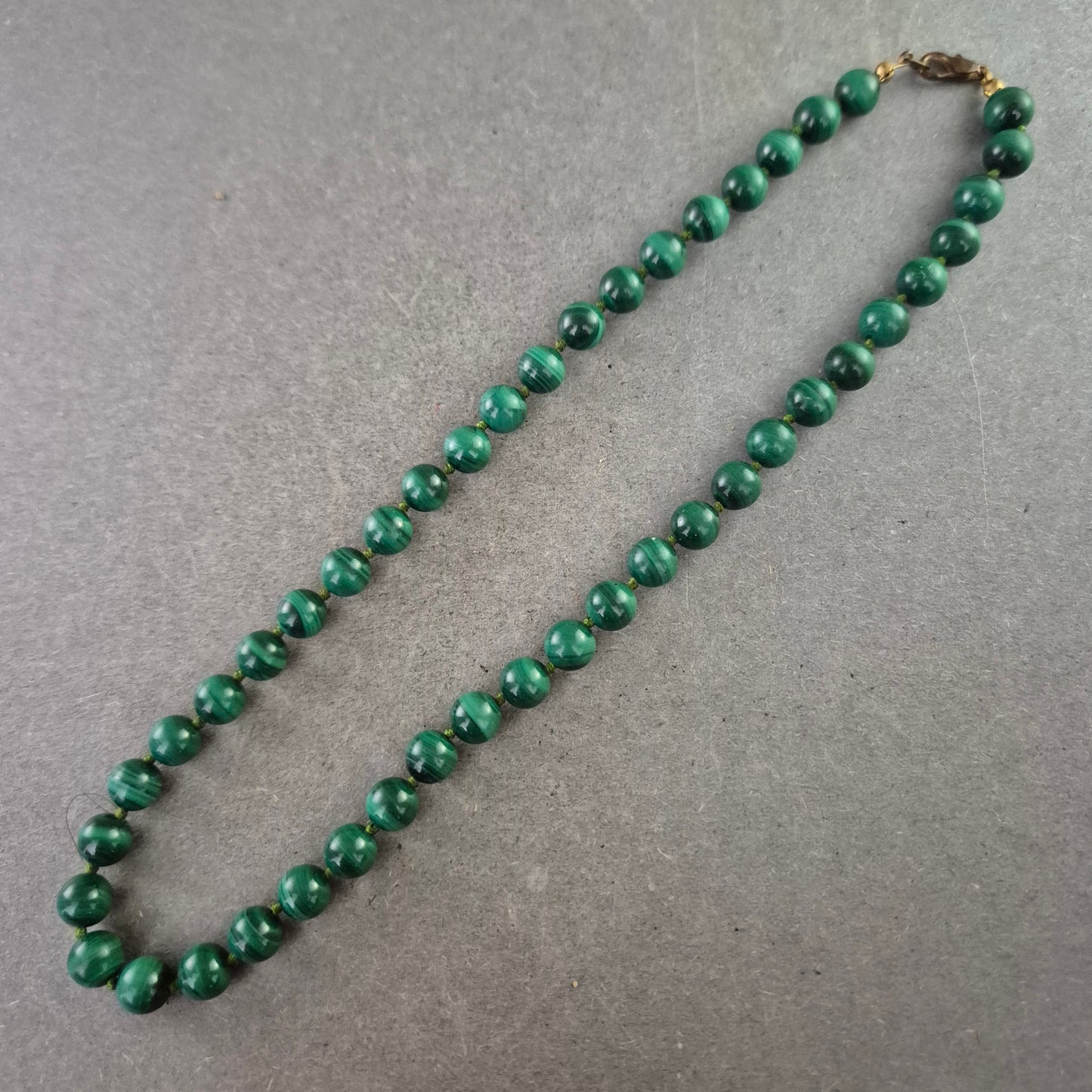 Elegante Malachit Damen Kette – Klassisches Perlen Design