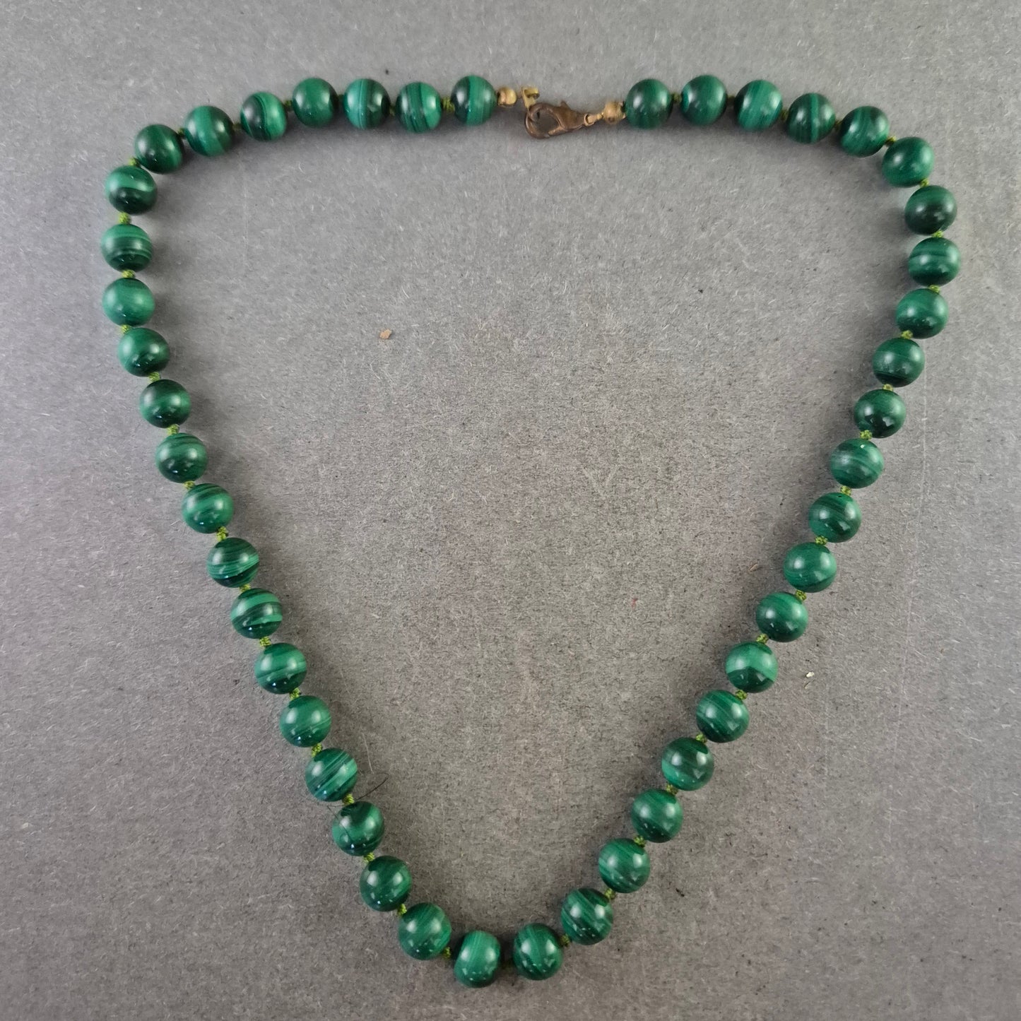 Elegante Malachit Damen Kette – Klassisches Perlen Design