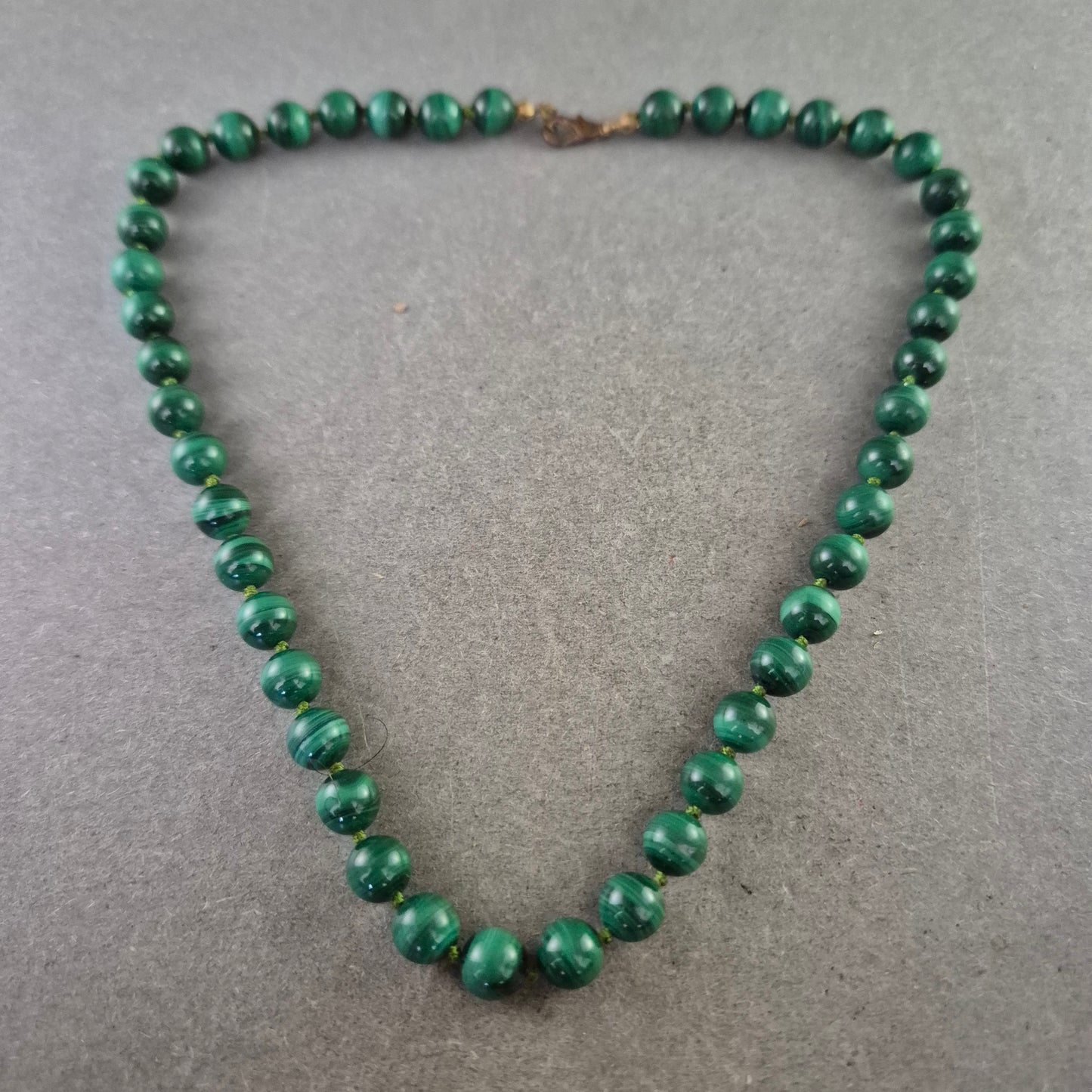 Elegante Malachit Damen Kette – Klassisches Perlen Design