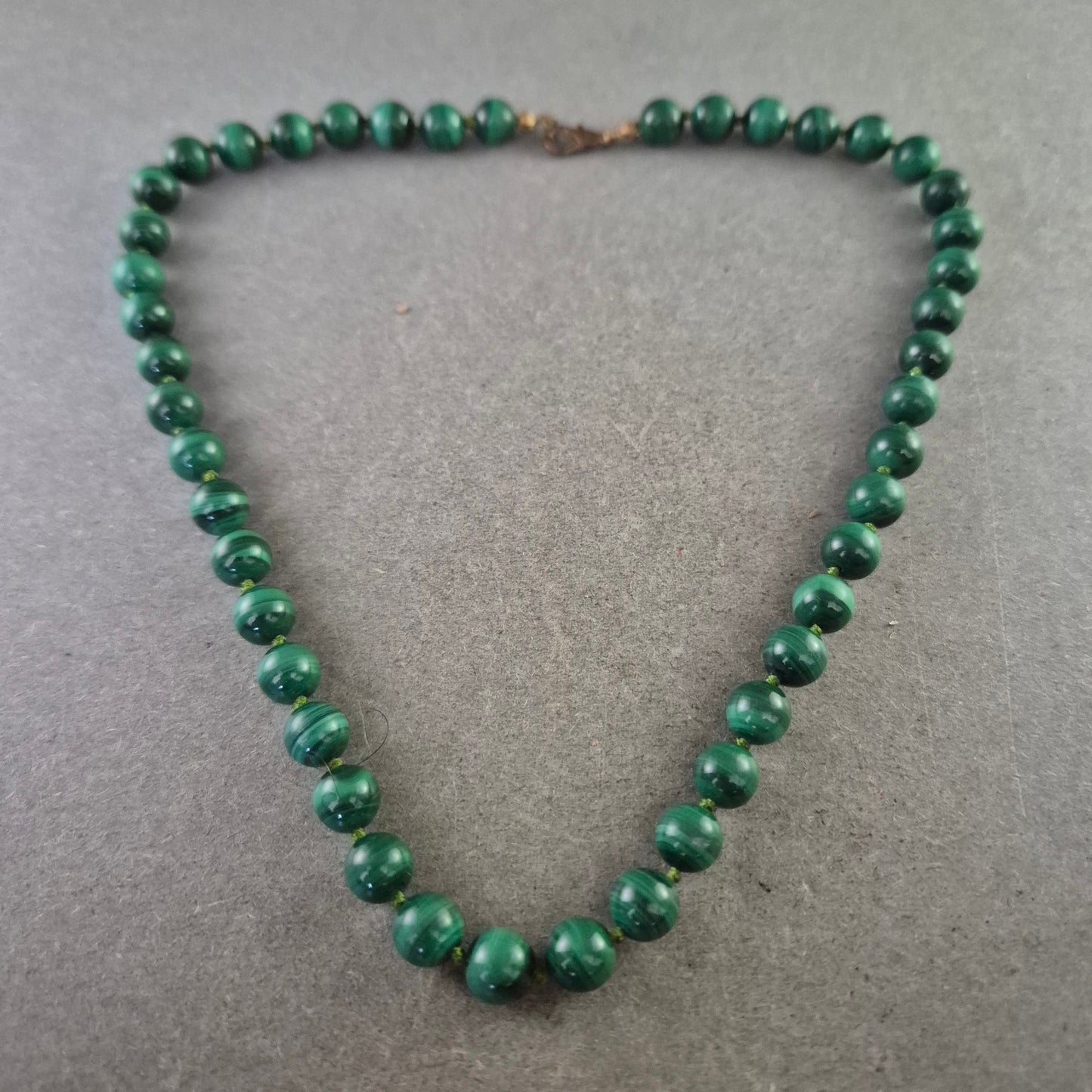 Elegante Malachit Damen Kette – Klassisches Perlen Design