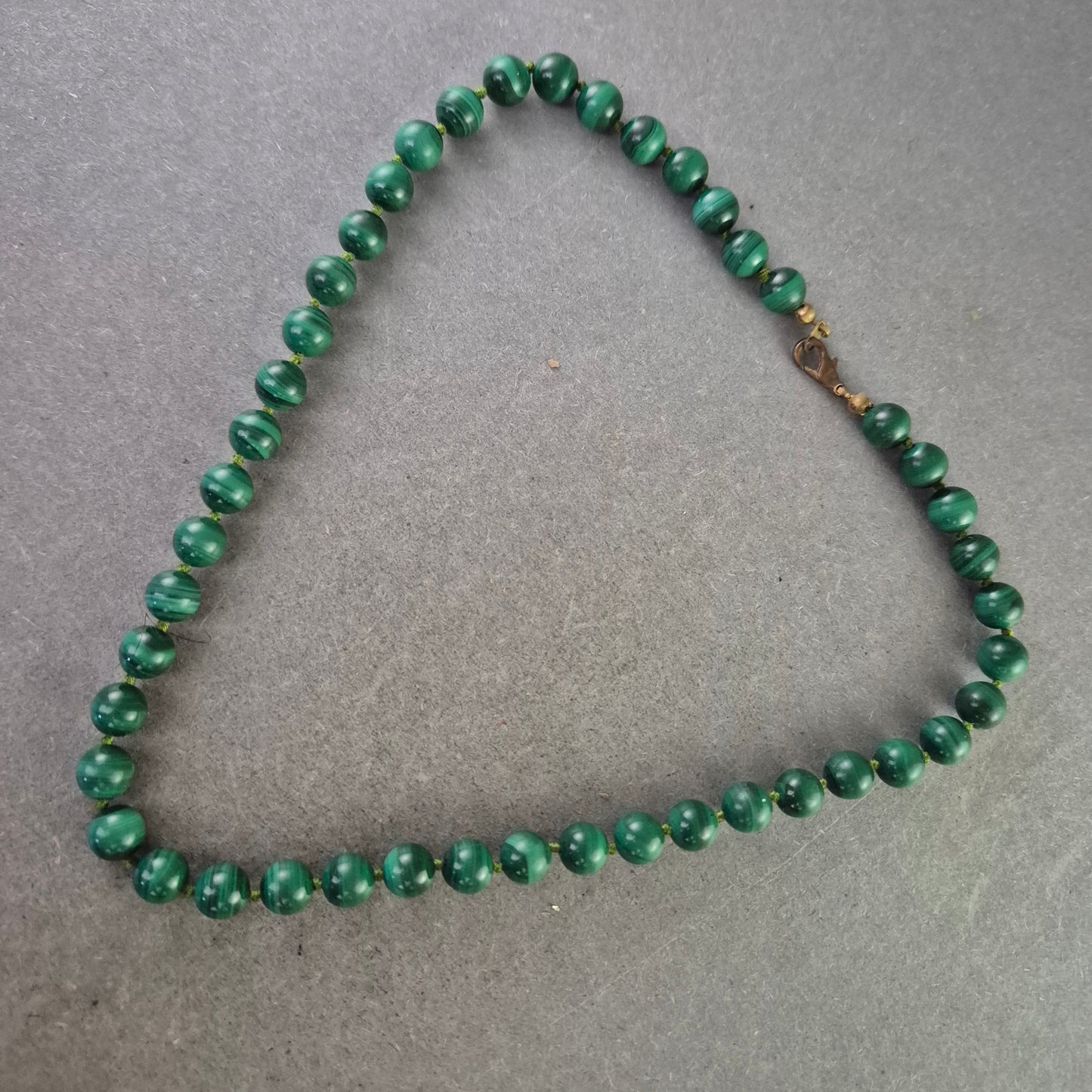 Elegante Malachit Damen Kette – Klassisches Perlen Design
