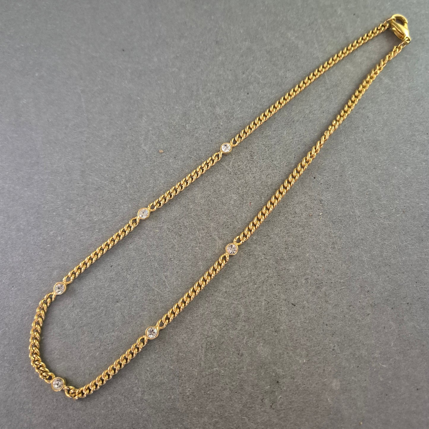 Vergoldete Damen Kette mit funkelnden Zirkonia Steinen