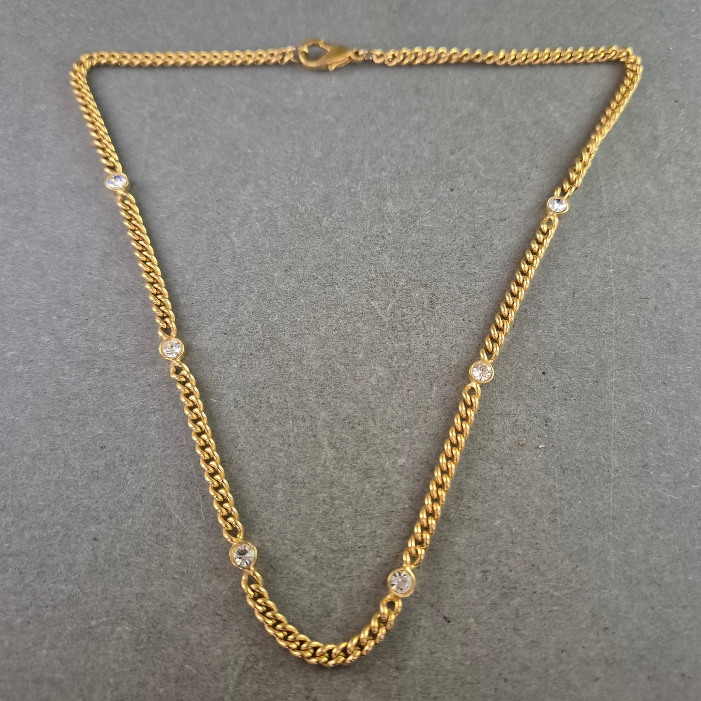 Vergoldete Damen Kette mit funkelnden Zirkonia Steinen